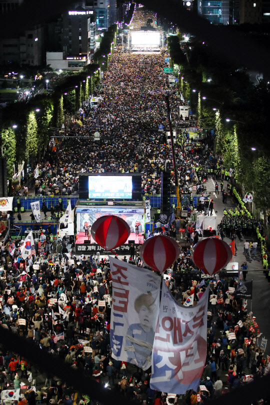 서초동 두 집회5일 오후 서울 서초구 누에다리 인근에 설치된 경찰 펜스를 사이에 두고 '제8차 검찰 개혁 촛불 문화제(위)'와 '문재인 퇴진, 조국 구속 요구집회'가 동시에 열리고 있다.                    연합뉴스